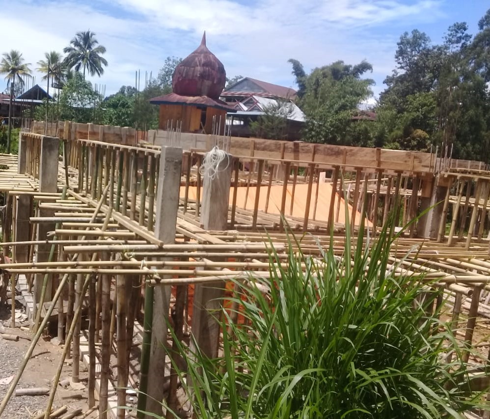 Kerangka_Masjid_Al_Aqsa_Tabang_tampak_dari_kiri.jpg