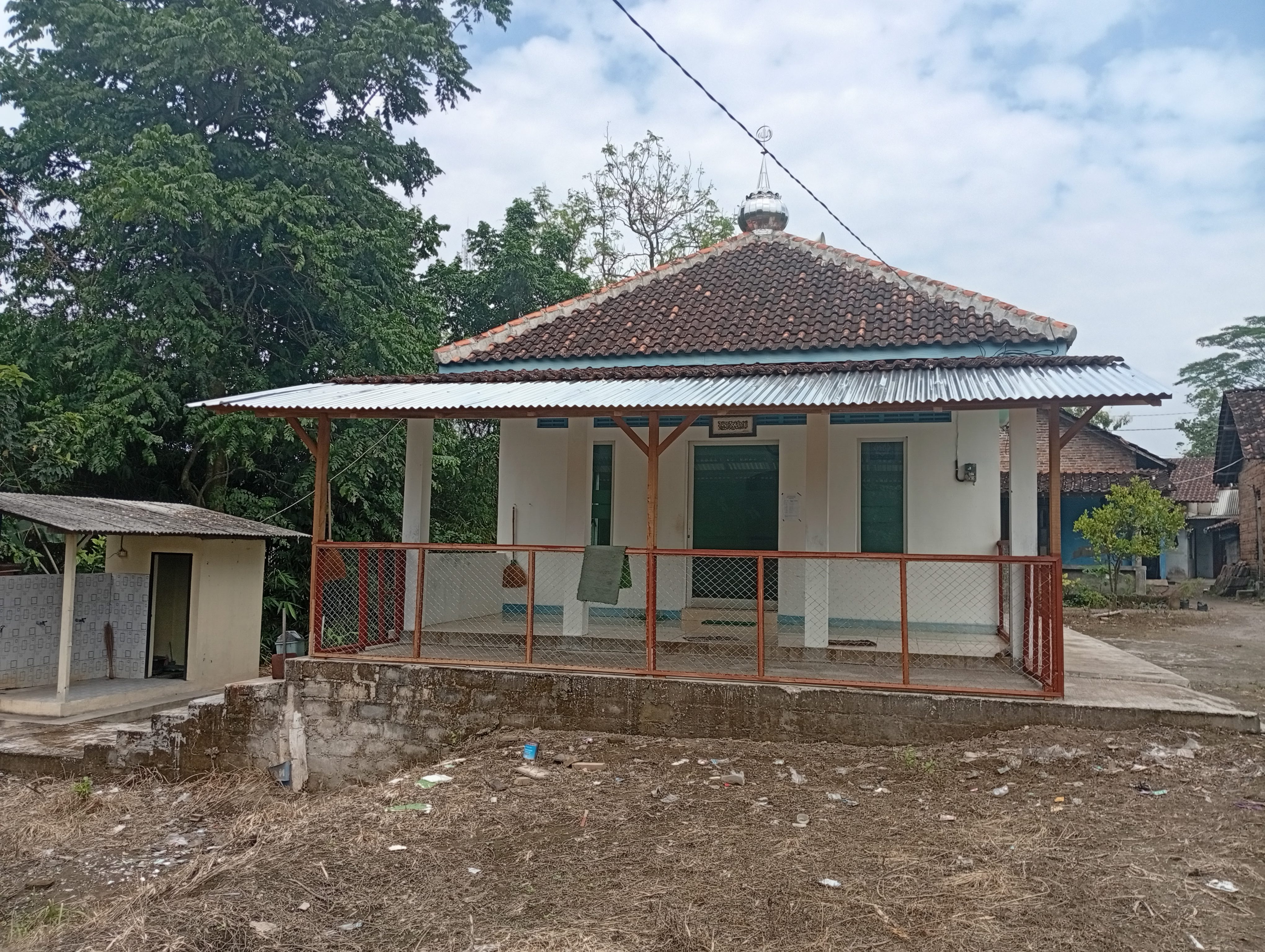 LANGGAR AL-IKHLAS TEGAL KEPANJEN JUNGKARE